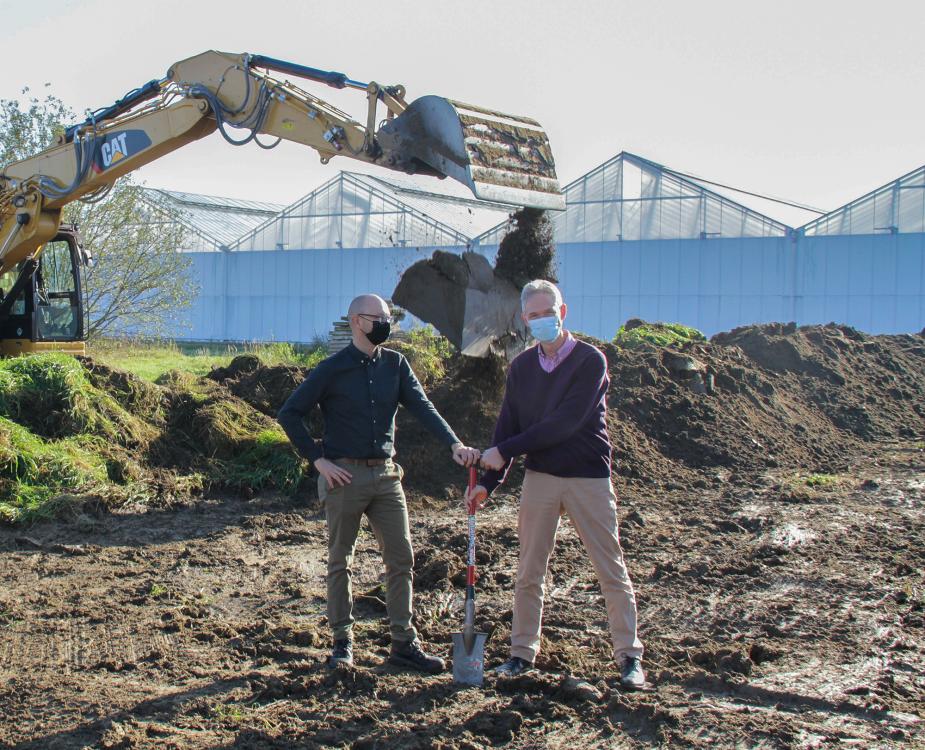 Ivy Lefevere (COO) en Jeroen Boon (Engineering Manager) steken de eerste spade in de grond voor de bouw van een nieuwe Helleborus kas.